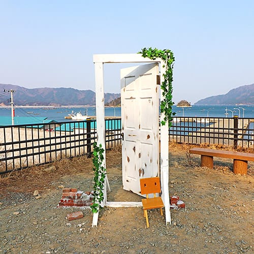 <岩手>山田湾展望広場 すずめの戸締り扉【陸中山田駅】<span class="price-others">入場料無料</span>