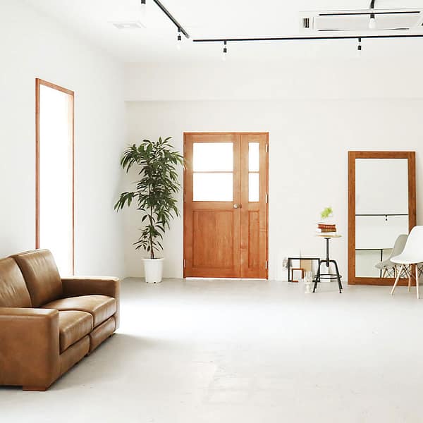 <大阪>BFLAT 3mの高さ シンプルな白壁、コンクリート調の床【なんば桜川】